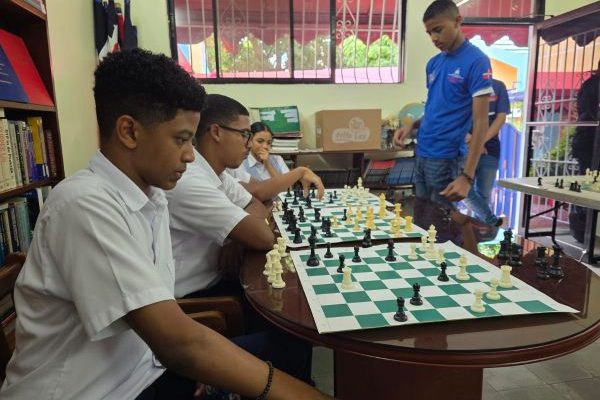 INEFI realiza exitosa simultánea de ajedrez en el Colegio CELA