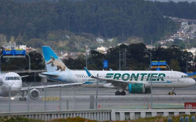 Transeúnte muere arrollado por un avión en aeropuerto Denver