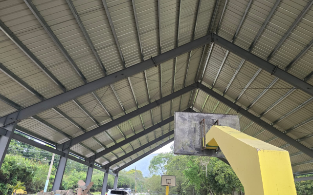 Avanza techado cancha en el distrito municipal Manabao