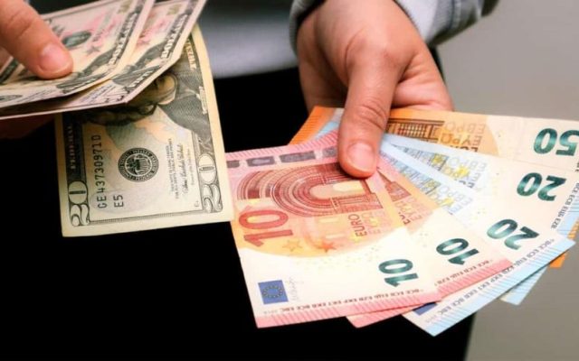 Dólar subió 17 cts. y euro bajó 5; eran vendidos $59.53 y $71.61
