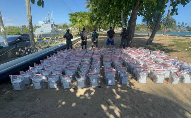 RD decomisa 978 paquetes de cocaína; captura 3 venezolanos