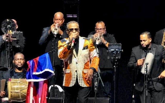 Héctor Acosta triunfante tras presentarse en Puerto Rico