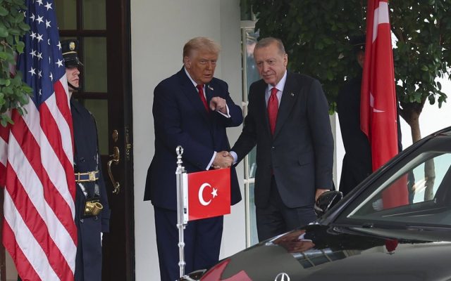 Turquía traslada a Trump apoyo para poner fin a guerra en Irán