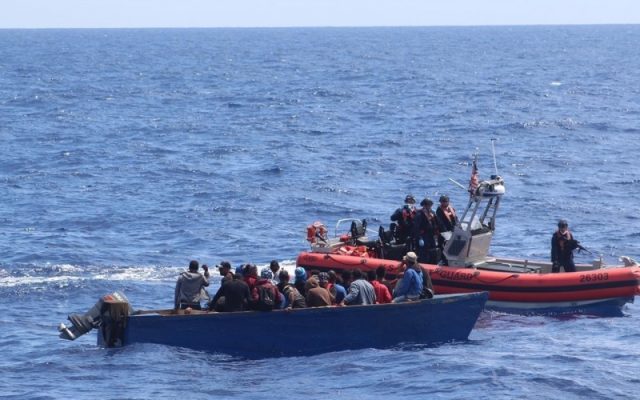 Arrestan dos dominicanos por contrabando 64 migrantes a PR
