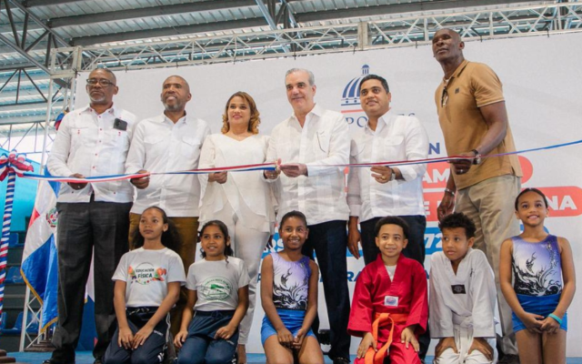 Presidente dominicano entrega pabellones deportivos en LR