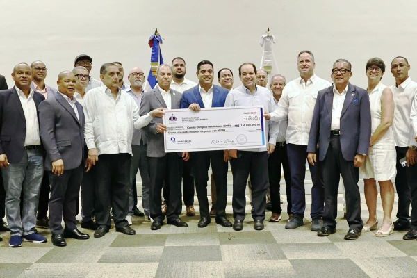 Ministro Kelvin Cruz completa entrega $893 millones al COD
