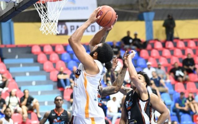 Metros vence a los Reales; Titanes clasifican en la LNB