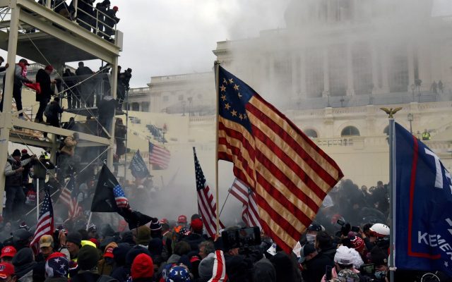 EEUU: Expolicías defendieron el Capitolio demandan a Trump