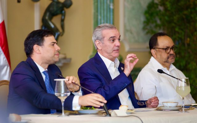 Presidente reafirma respaldo a la clase artística dominicana