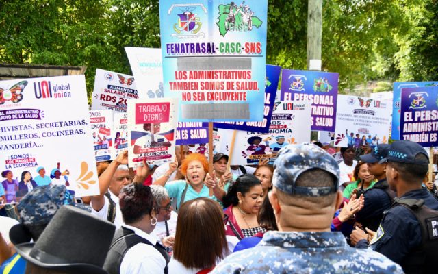 Trabajadores salud RD exigen mejores salarios y pensiones
