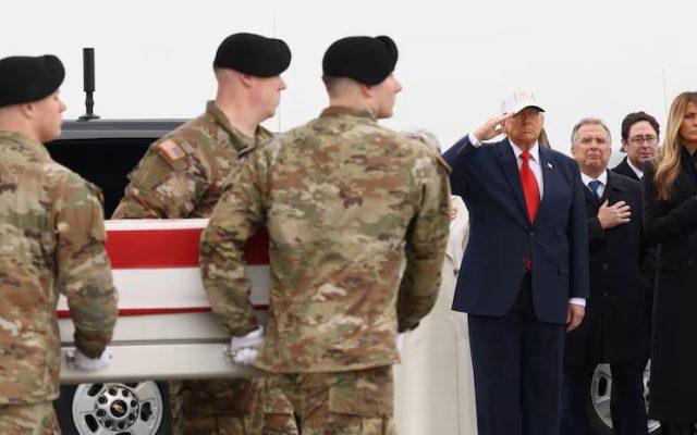 EEUU: Trump rinde homenaje a los militares muertos en Irán