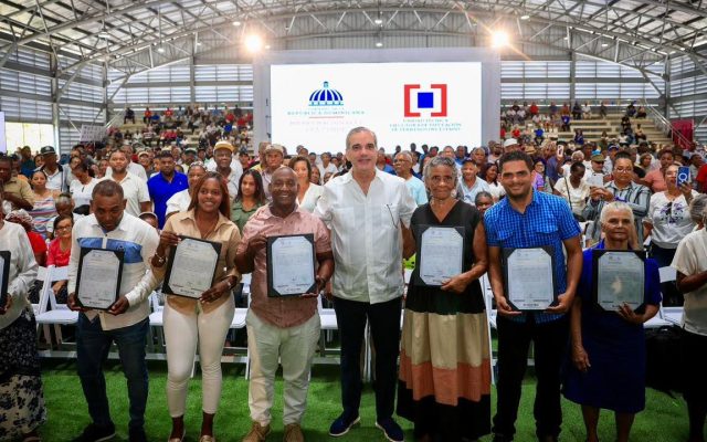 Presidente entrega 1,500 títulos en barrio Nuevo Domingo Savio