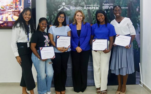Banco Adopem entrega primera edición de becas universitarias