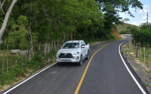 Gobierno entrega 2 carreteras conectan a Monte Plata y Cotuí