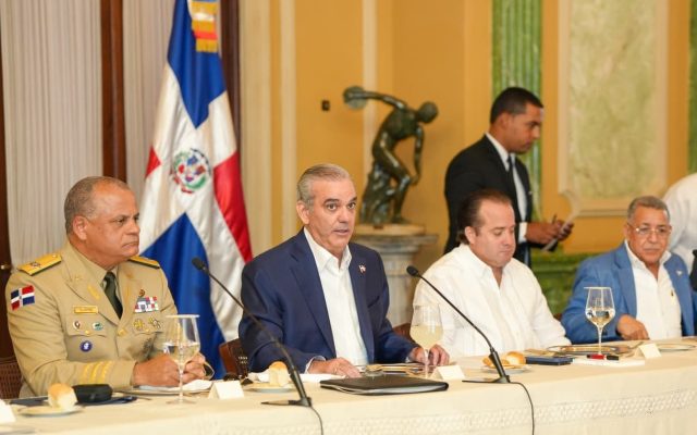 Abinader dice no permitirá que bandas Haití se acerquen a RD
