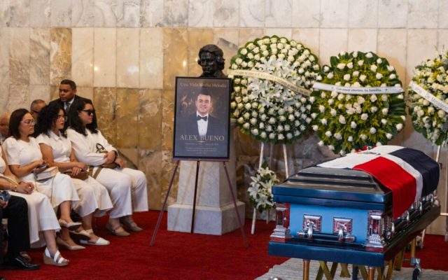 Dominicanos despide a Alex Bueno, «El gorrión de la sierra»