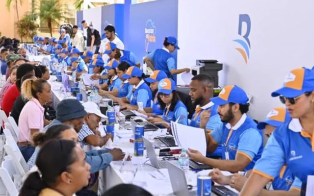 Cientos acuden a bancarización del Banco de Reservas en SFM