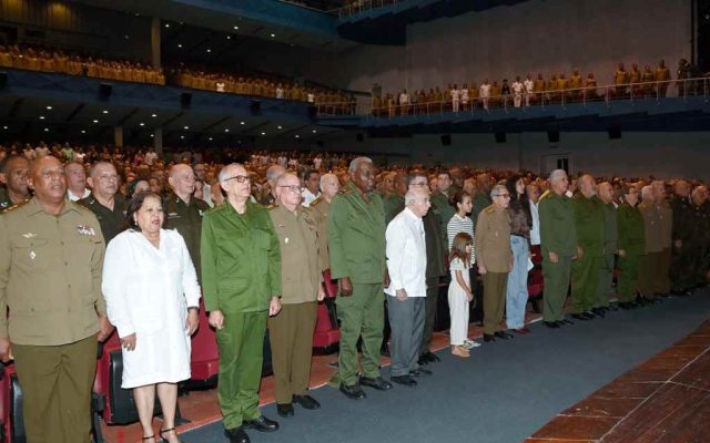 Presidente dice Cuba vive horas cruciales; denuncia genocidio
