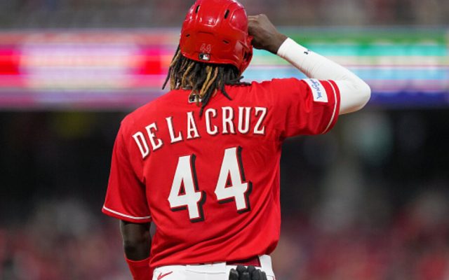 Elly de la Cruz conecta tres dobles en victoria de los Rojos