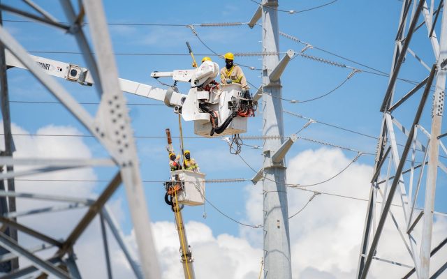 ETED da mantenimiento a línea transmisión en suroeste de RD 