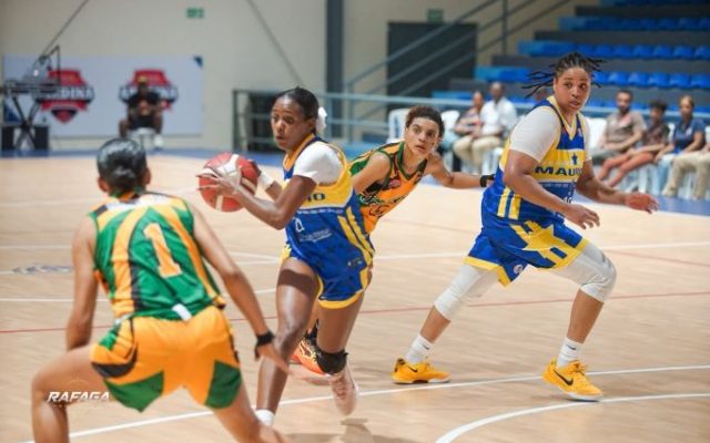 Mauricio Báez apalea a San Carlos en TBS Femenino del DN