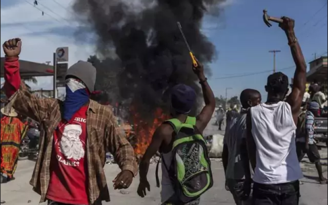 Pandillas armadas haitianas incendian blindado de la Policía