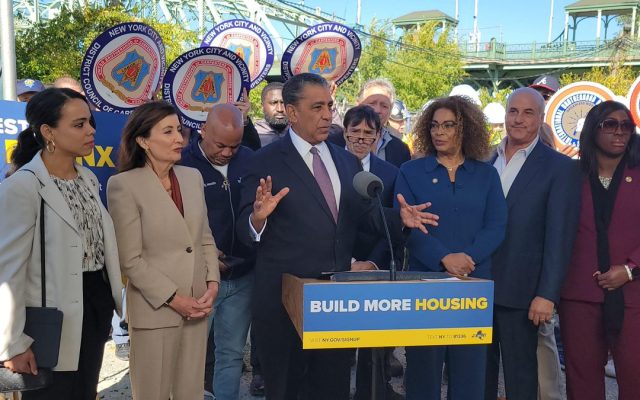 EU: Adriano Espaillat vota contra recortes a vivienda asequible