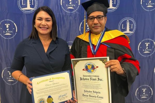 Universidad de EEUU entrega Doctorado a Salvador Holguín