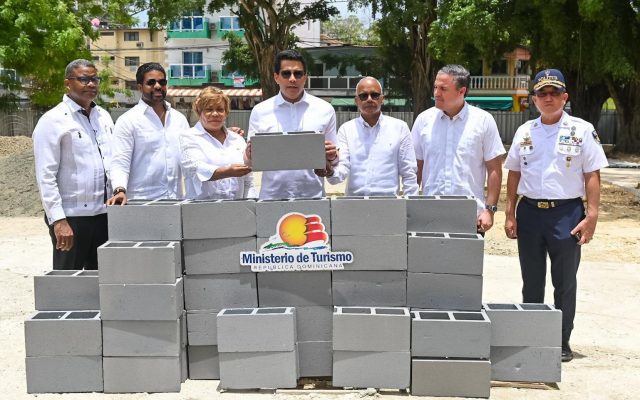 David Collado inicia malecón, plaza y parque en Boca Chica