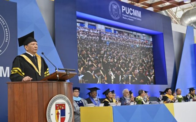Aguilera exhorta graduados de PUCMM a ser visionarios en RD