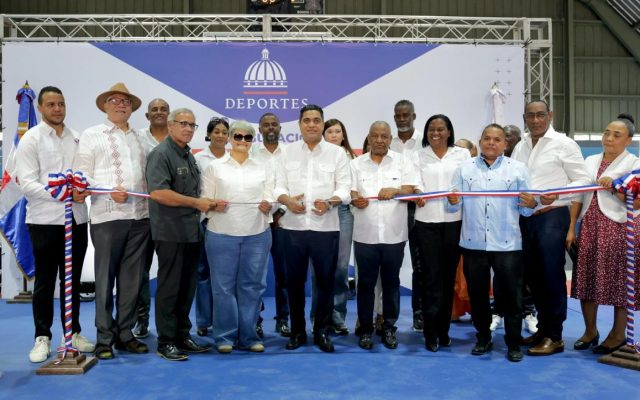 Ministro Kelvin Cruz entrega el multiuso de Consuelo, en SPM