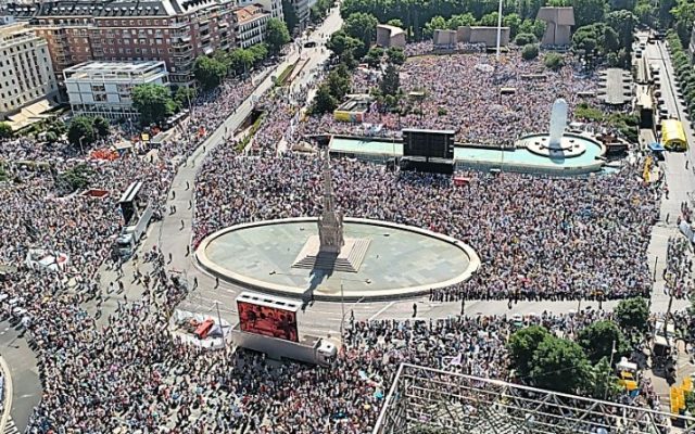Papa encabeza multitudinarios actos en la capital española