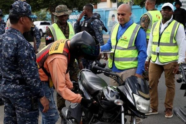 Intervienen cientos de paradas de motoconchistas en la RD