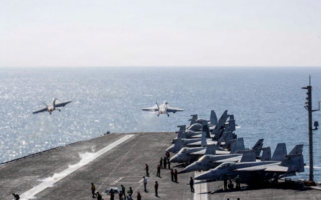 EEUU mantiene portaaviones en el Golfo mientras negocia Irán