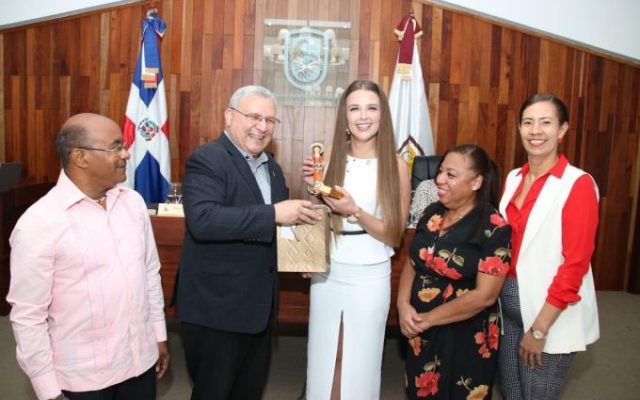 Actriz Noelia Roel Agrelo recibe reconocimiento y llave de Moca