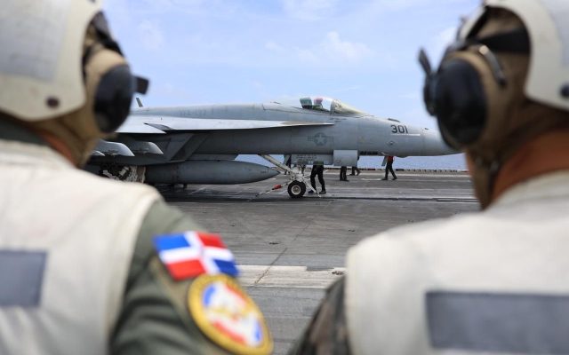 Portaaviones de los EEUU está en la RD; funcionarios lo visitan