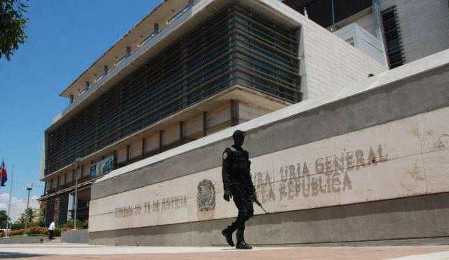 Piden año prisión para acusados extorsionar residentes en EEUU