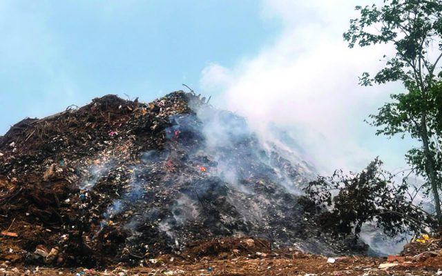 Incendio en vertedero impacta salud y economía de Jarabacoa