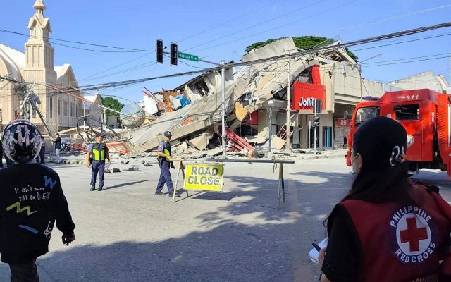 Filipinas: 19 muertos y cientos de heridos deja terremoto 7,8
