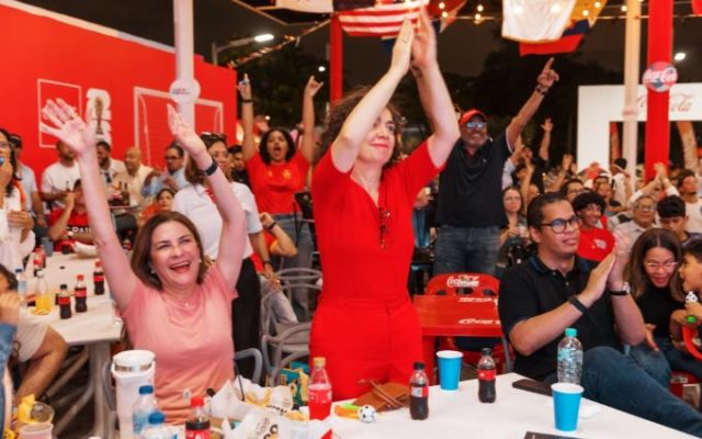 Cientos disfrutan Mundial de Fútbol en el Malecón Deportivo