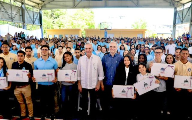 Abinader exhorta estudiantes prepararse inglés y tecnología