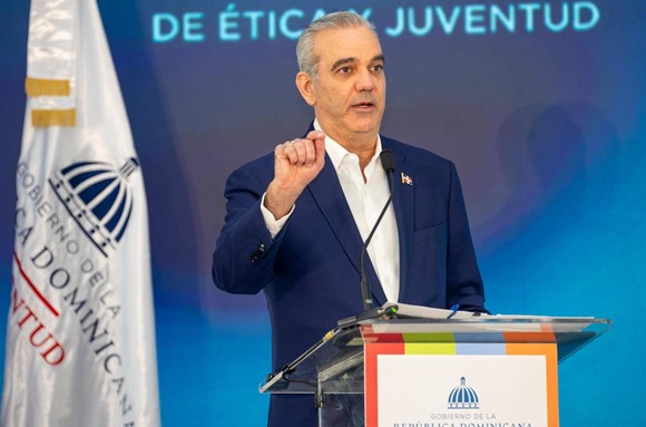 Abinader llama a la juventud a convertirse guardiana de ética