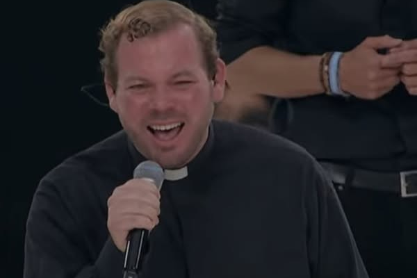 Madrid: Sacerdote dominicano interpreta ‘Ungidos’ ante Papa