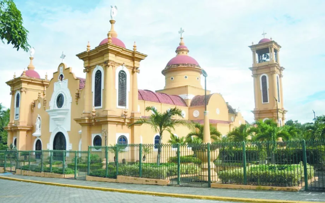 Filtraciones de agua amenazan murales iglesia San Cristóbal