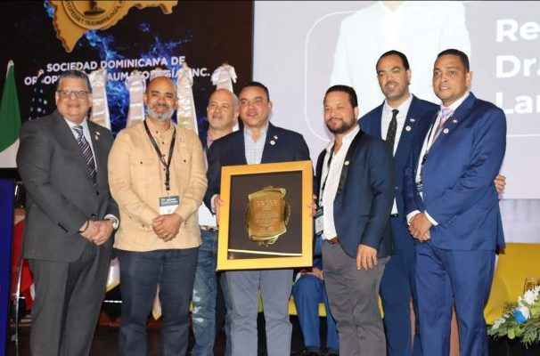 Reconocen al Director del SNS en Congreso de Ortopedia