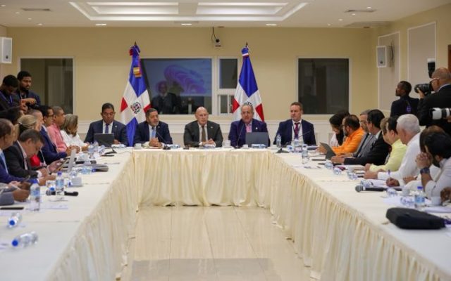Ministro de Hacienda defiende proyecto de reajuste tributario