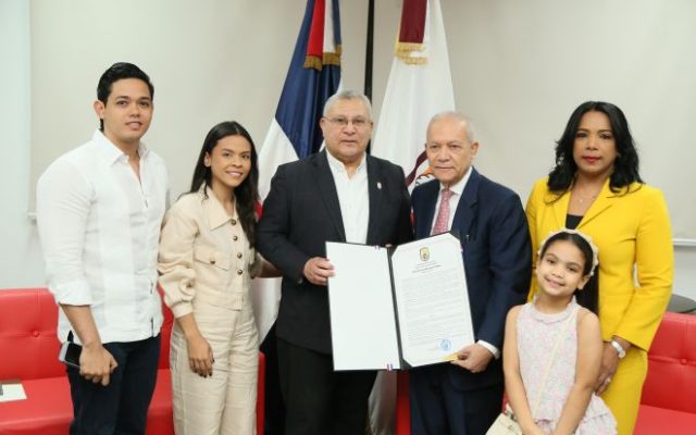 Ayuntamiento Moca reconoce la trayectoria de Rafael Núñez