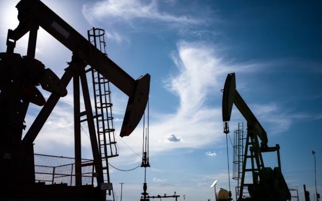 Baja precio del petróleo por optimismo en los mercados