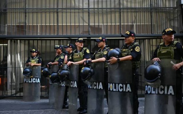 PERU: Miles de policías tratan de contener protestas en la calle