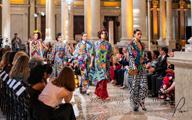 EU: Realizan desfile moda a cargo dominicana Raysa González